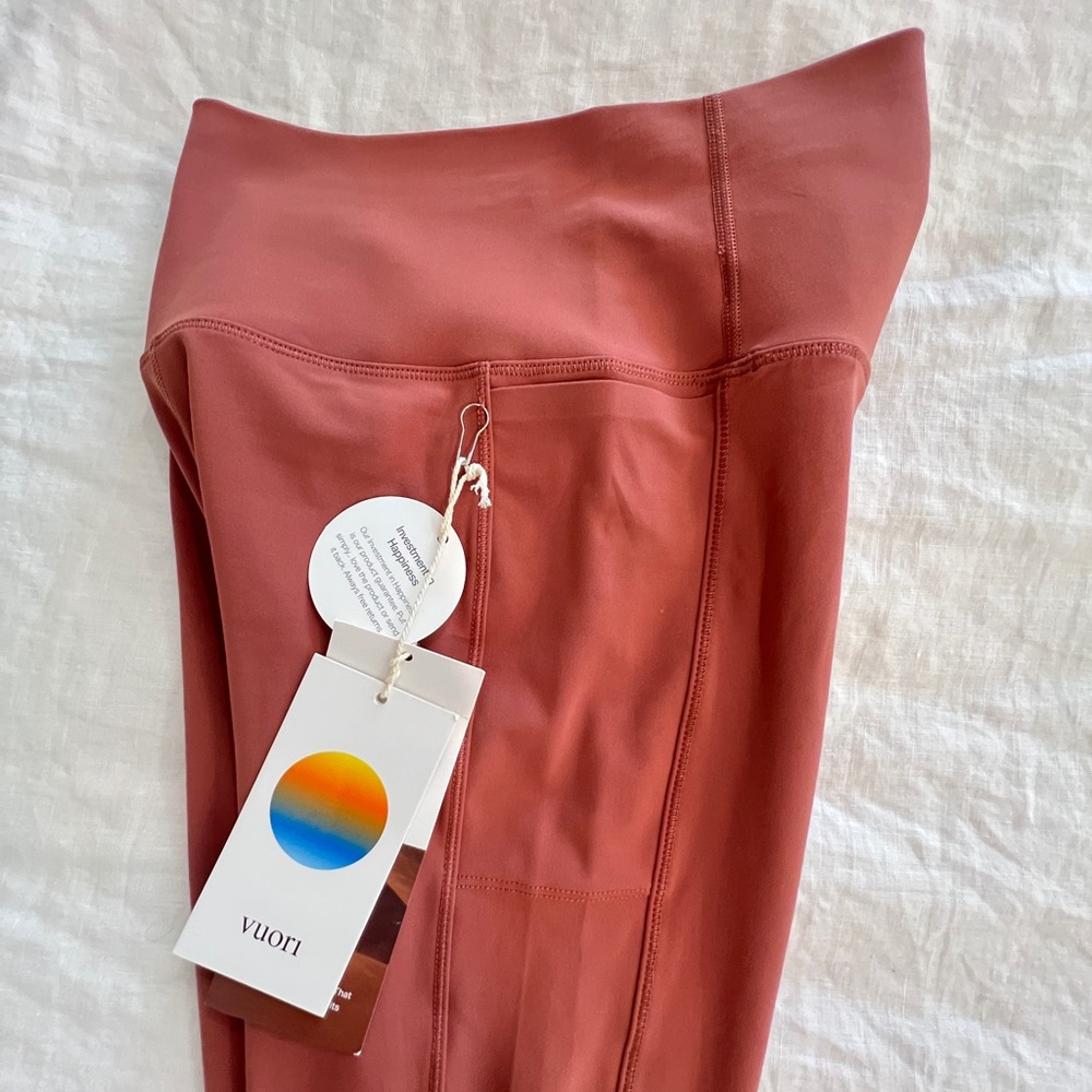 NWT Vuori Studio Pocket Legging Sz. XS, Grapefruit color